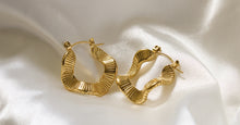 Cargar imagen en el visor de la galería, Wavy Hoop Earrings
