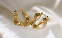 Cargar imagen en el visor de la galería, Wavy Hoop Earrings
